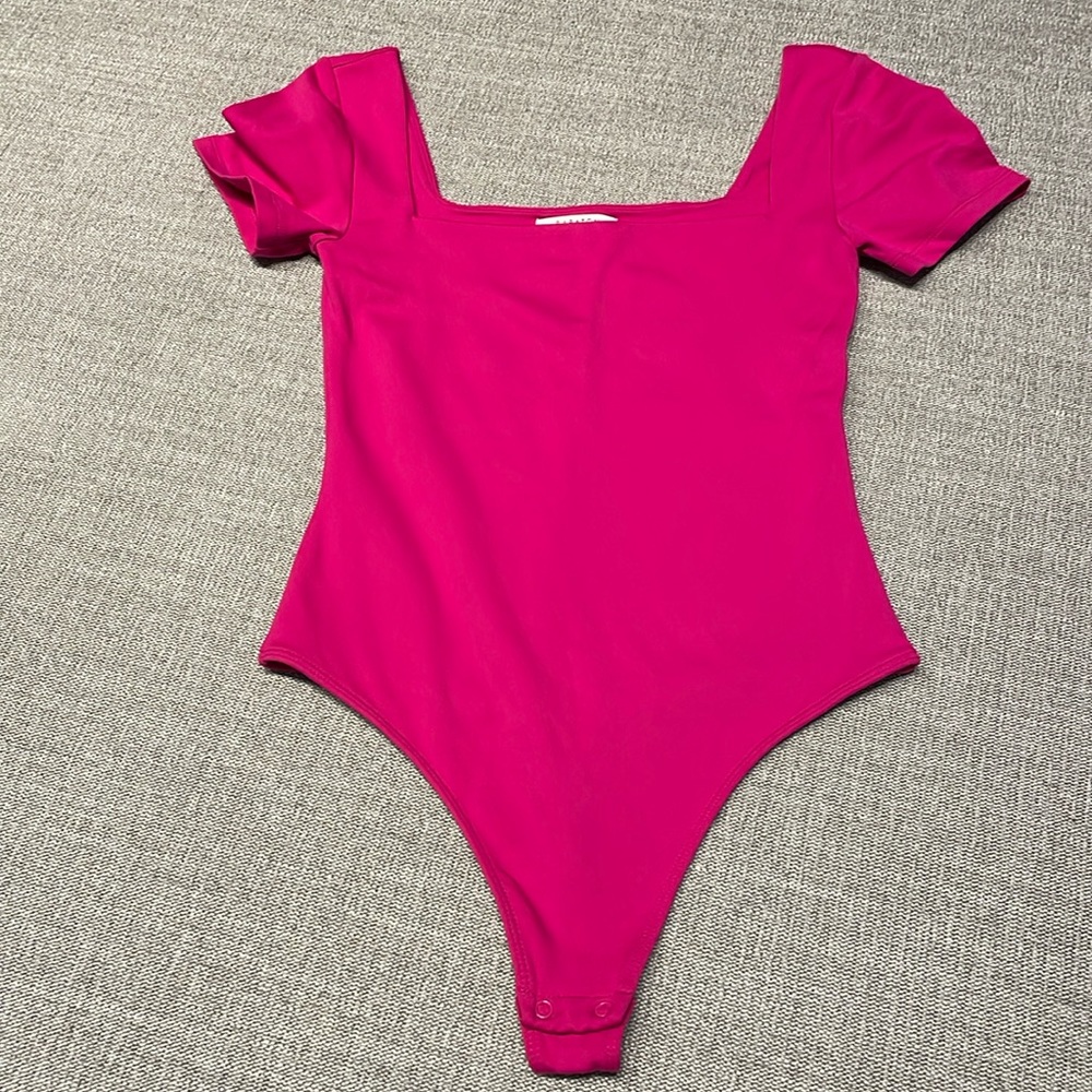 Aritzia Babaton Contour Square neck Short sleeve Bodysuit - Size small